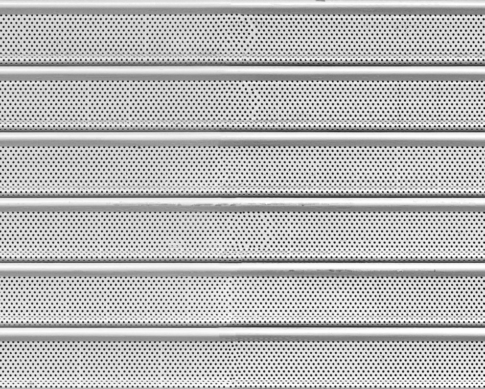 Rideau métallique à lames microperforées